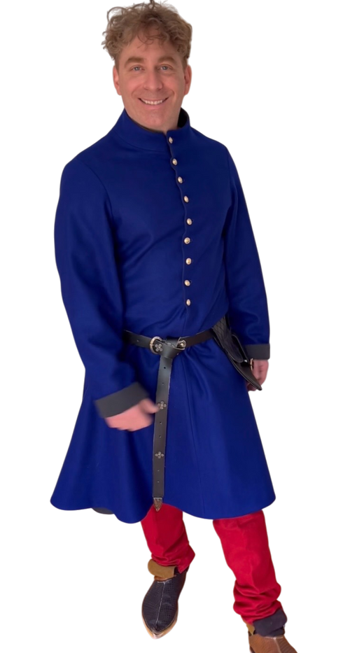 Cotte d'Hallie en mélange laine-polyester, entièrement doublée en ramie. Inspirée des XIVᵉ et XVᵉ siècles et fabriquée au Québec par L'atelier de la Crevette.