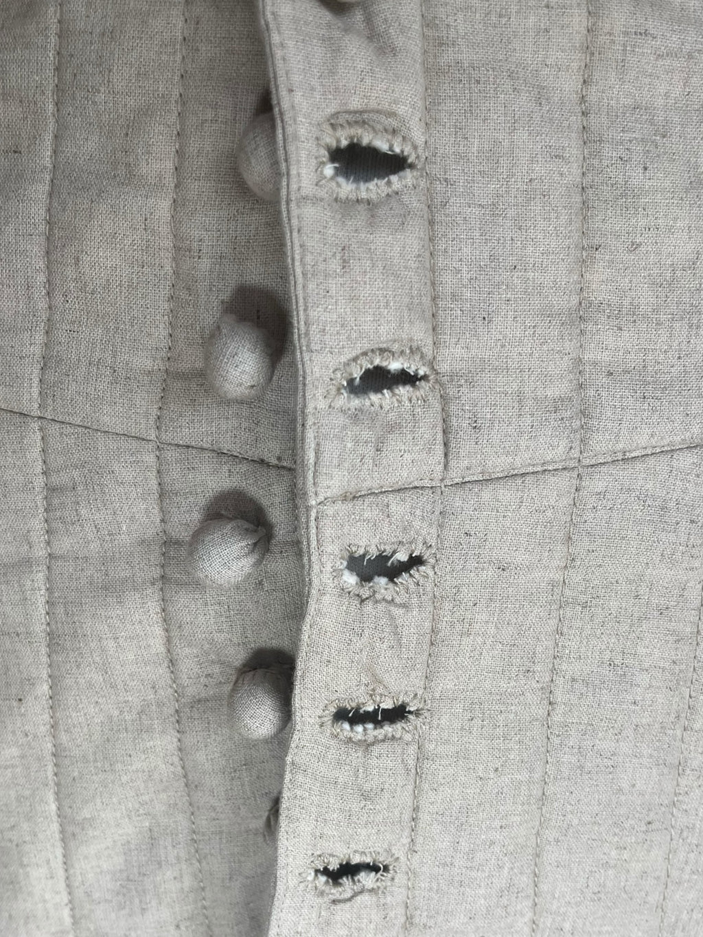 L'atelier de la Crevette | Cuir et costumes | Pourpoint médiéval du XIVe siècle avec boutons faits à la main. Idéal pour reconstitution historique, GN et événements médiévaux. Livraison rapide.
