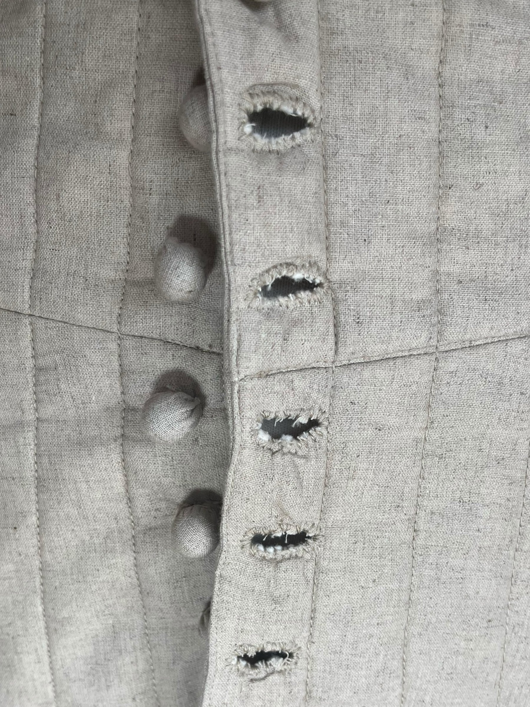 L'atelier de la Crevette | Cuir et costumes | Pourpoint médiéval du XIVe siècle avec boutons faits à la main. Idéal pour reconstitution historique, GN et événements médiévaux. Livraison rapide.