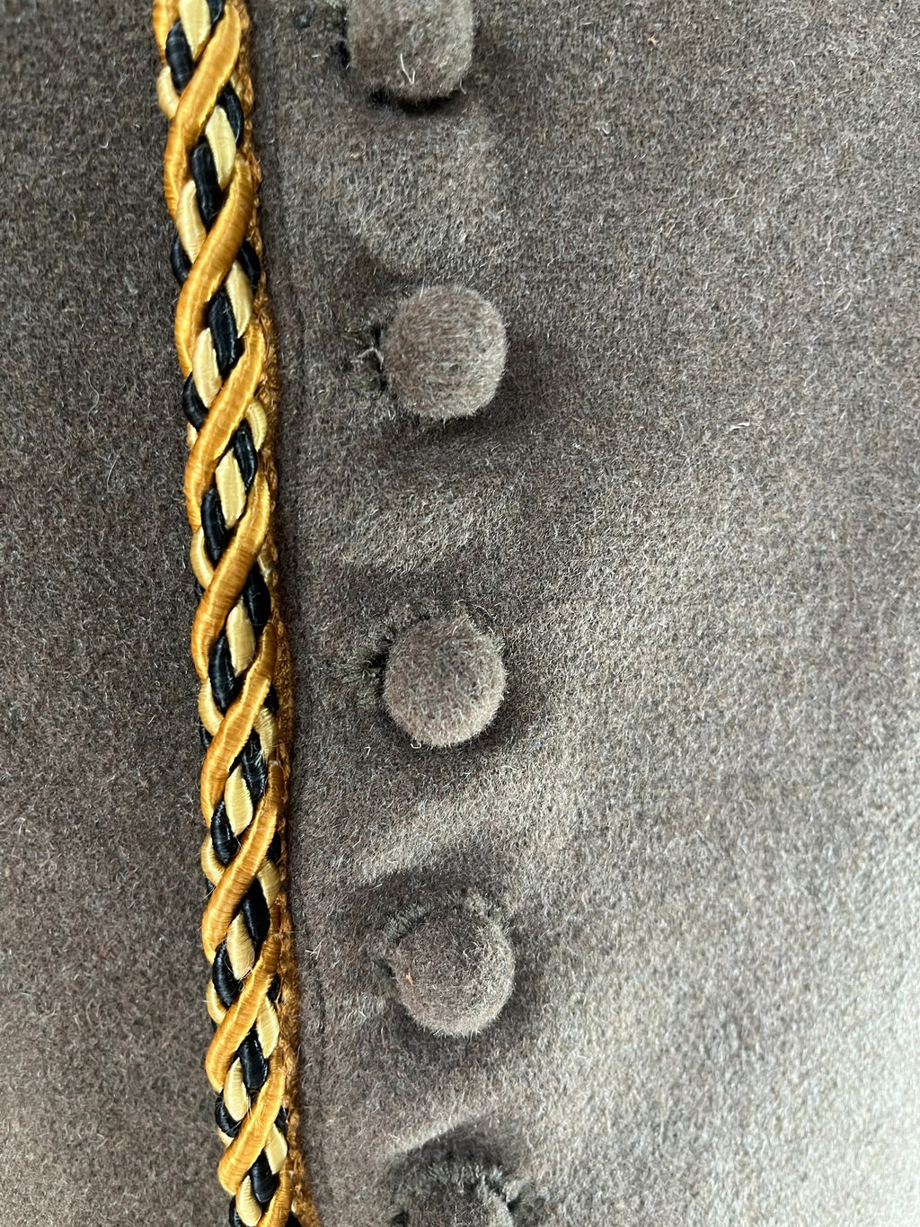 L'atelier de la Crevette | Cuir et costumes | Redingote médiévale doublée avec boutons et boutonnières faits main. Finitions haut de gamme pour un costume médiéval élégant et authentique.