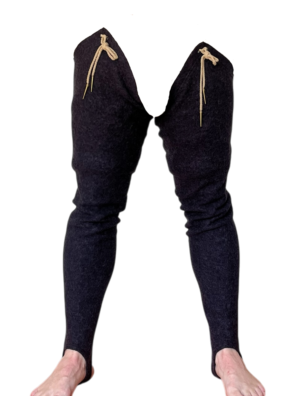 les Chausses de Zostère de L'Atelier de la Crevette. Chausses médiévales en laine-viscose extensible avec œillets cousus à la main et aiguillettes. Fabrication artisanale au Québec.
