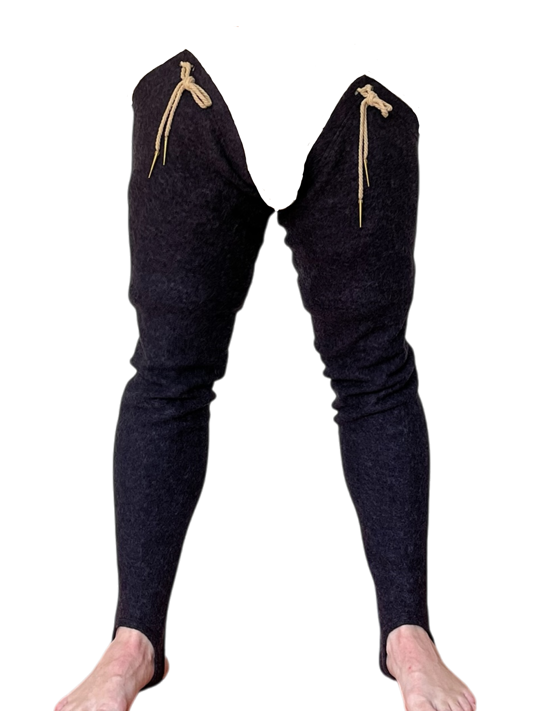 les Chausses de Zostère de L'Atelier de la Crevette. Chausses médiévales en laine-viscose extensible avec œillets cousus à la main et aiguillettes. Fabrication artisanale au Québec.