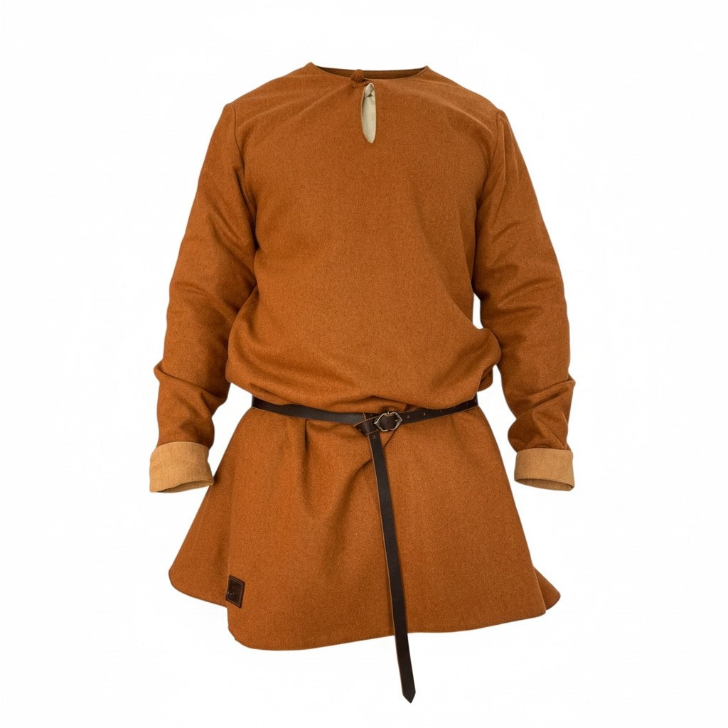 L’Atelier de la Crevette | Cuir et costumes médiévaux d’inspiration historique et fantastique | Cotte en laine d’inspiration historique | Vêtement médiéval pour homme