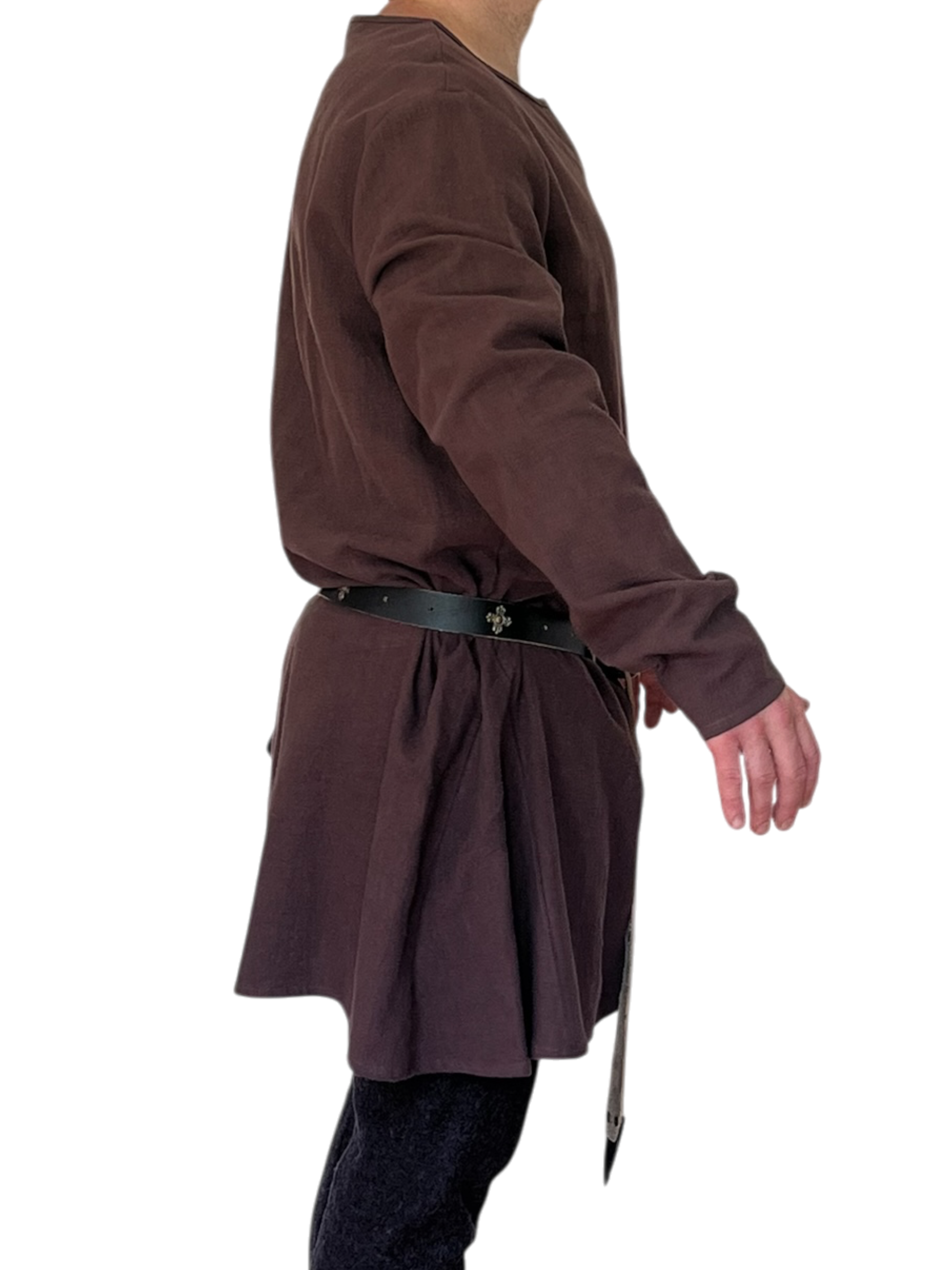 Chainse médiévale en 100 % ramie, inspirée des vêtements historiques européens. Fabriquée au Québec. Confortable, respirante et durable.