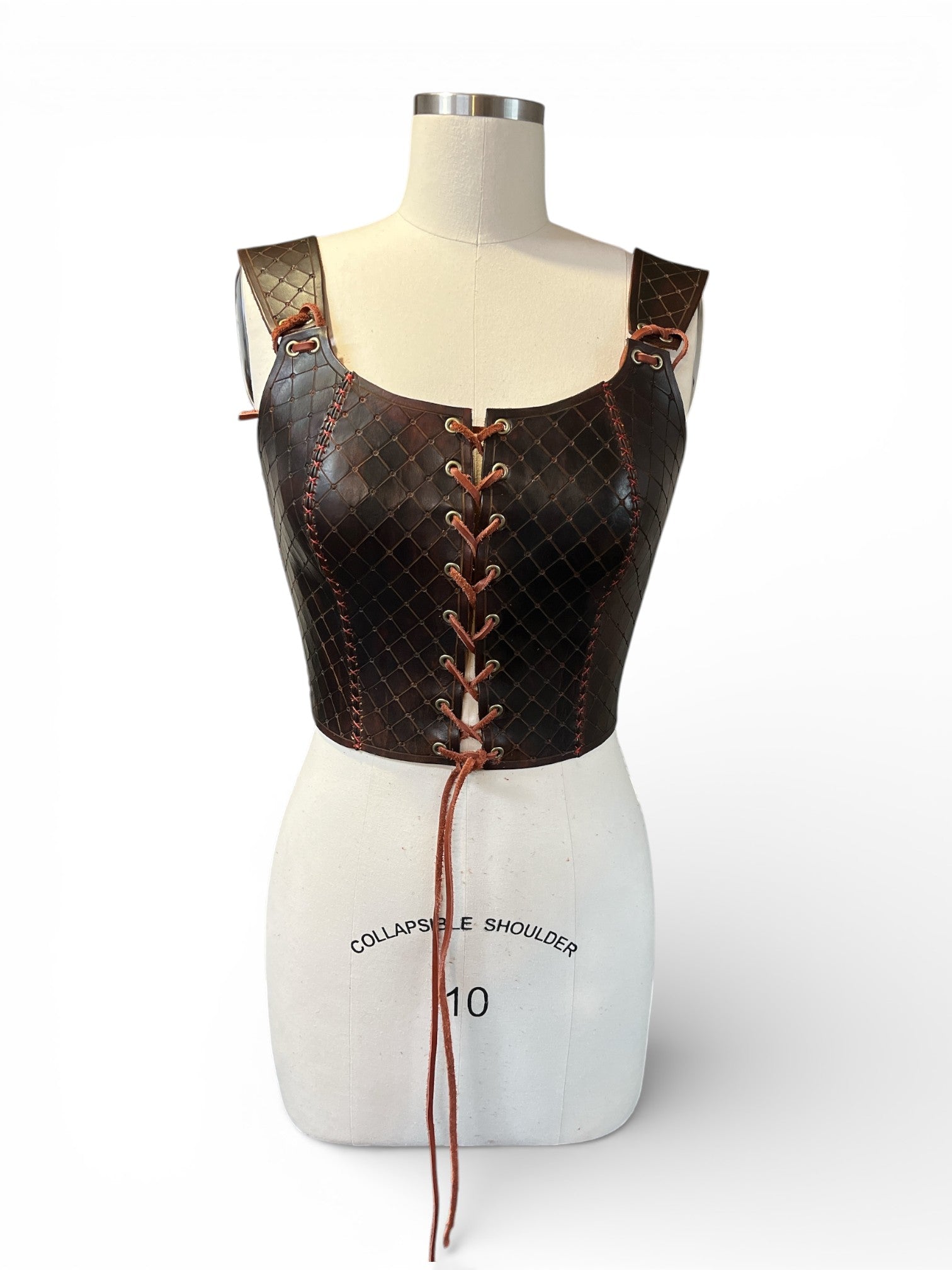 L’Atelier de la Crevette | Cuir et costumes médiévaux d’inspiration historique et fantastique | Corsage en cuir repoussé | Armure et accessoires médiéval pour femme