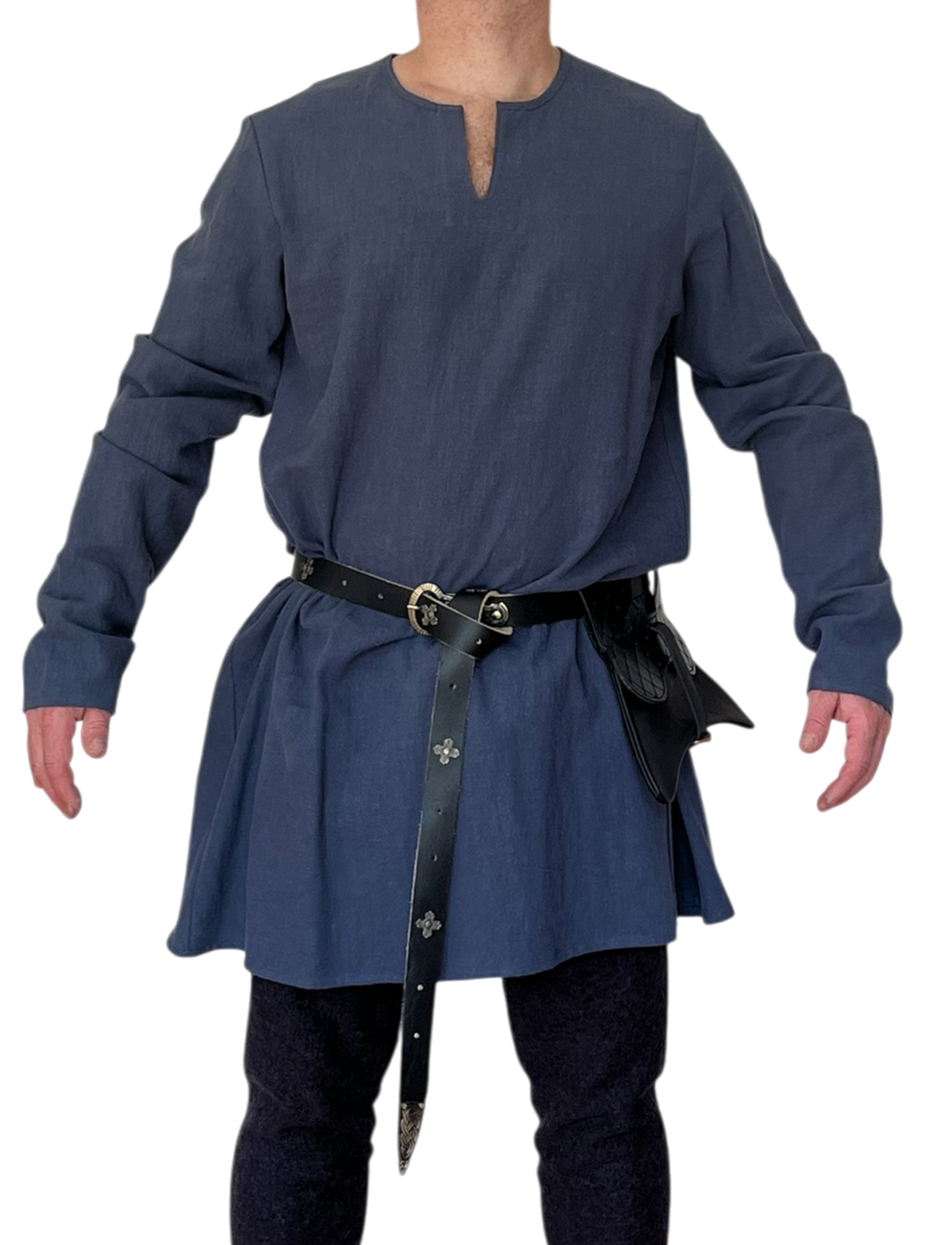 Chainse médiévale en 100 % ramie, inspirée des vêtements historiques européens. Fabriquée au Québec. Confortable, respirante et durable.