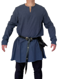 Chainse médiévale en 100 % ramie, inspirée des vêtements historiques européens. Fabriquée au Québec. Confortable, respirante et durable.