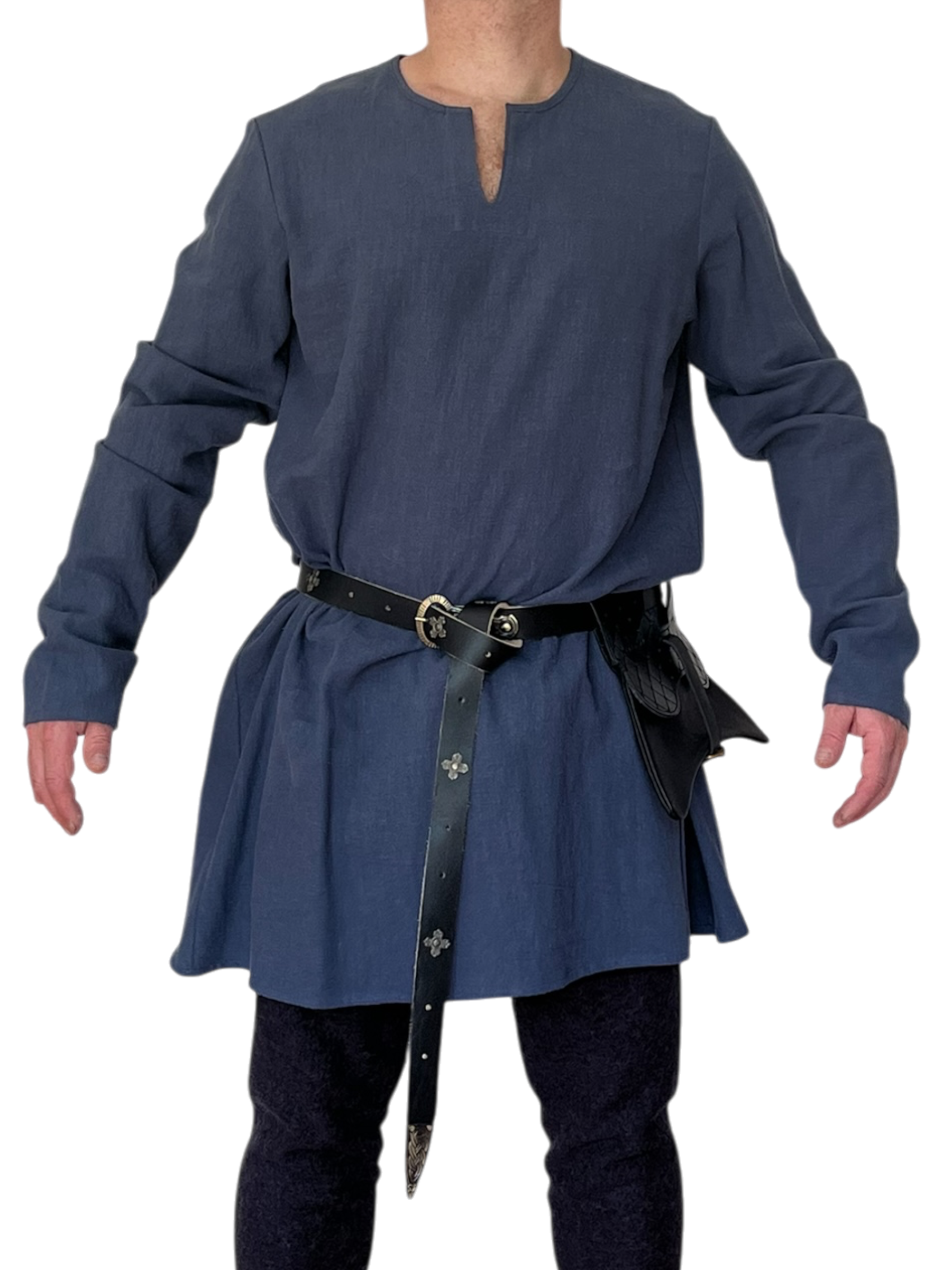 Chainse médiévale en 100 % ramie, inspirée des vêtements historiques européens. Fabriquée au Québec. Confortable, respirante et durable.