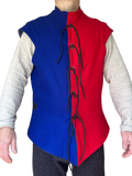 Doublet médiéval en laine-viscose doublé de ramie avec œillets métalliques modernes et lacet de cuir. Fabrication artisanale au Québec.