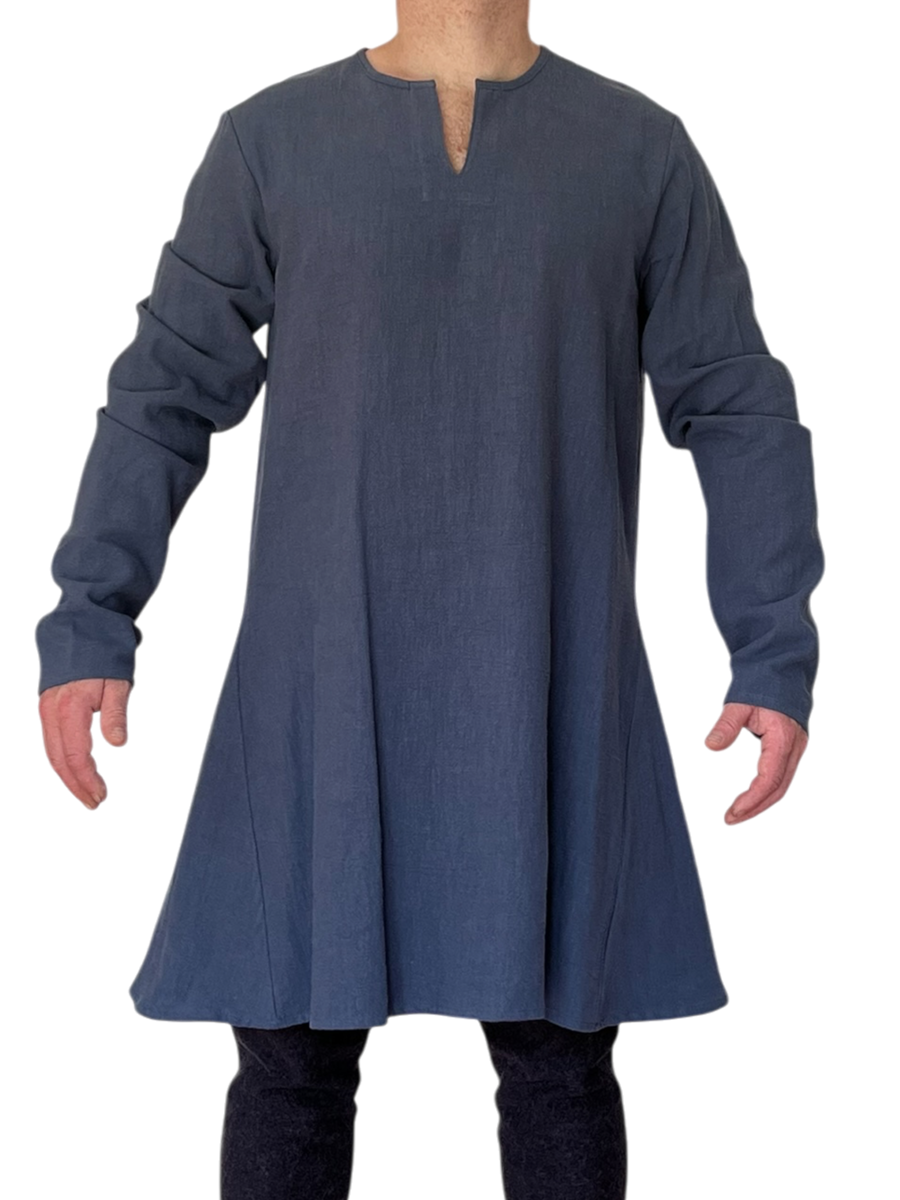 Chainse médiévale en 100 % ramie, inspirée des vêtements historiques européens. Fabriquée au Québec. Confortable, respirante et durable.
