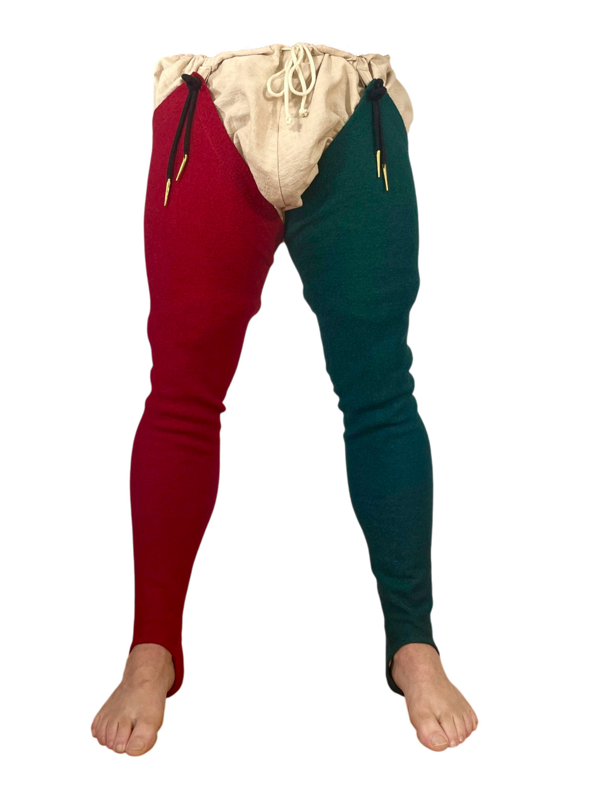 Ensemble de braies en 100 % lin naturel et chausses en laine-viscose extensible avec œillets cousus à la main et aiguillettes. Fabrication artisanale au Québec.