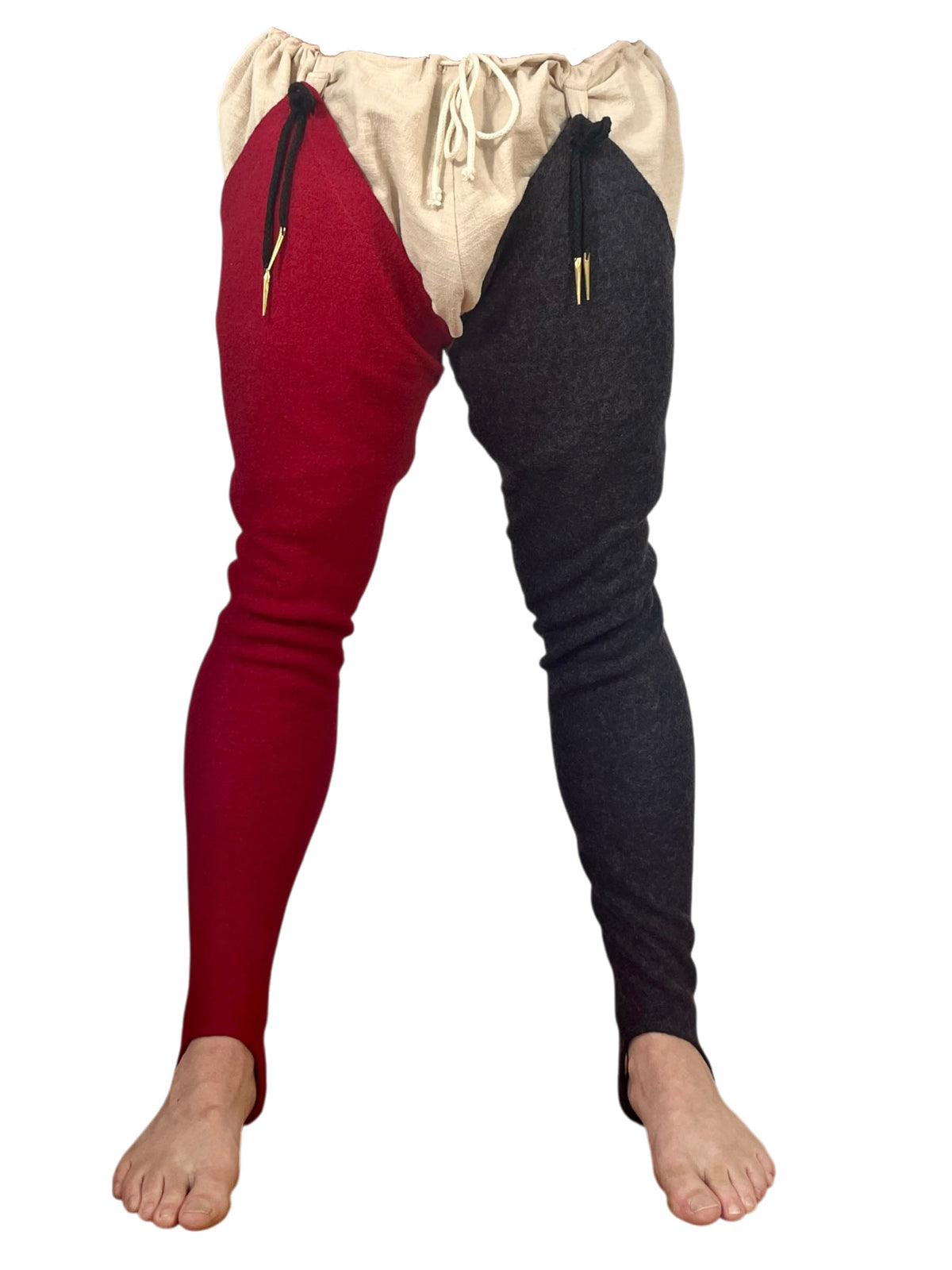 Ensemble de braies en 100 % lin naturel et chausses en laine-viscose extensible avec œillets cousus à la main et aiguillettes. Fabrication artisanale au Québec.