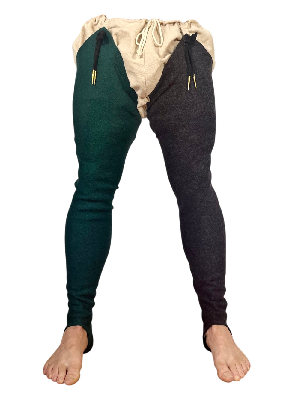 Ensemble de braies en 100 % lin naturel et chausses en laine-viscose extensible avec œillets cousus à la main et aiguillettes. Fabrication artisanale au Québec.