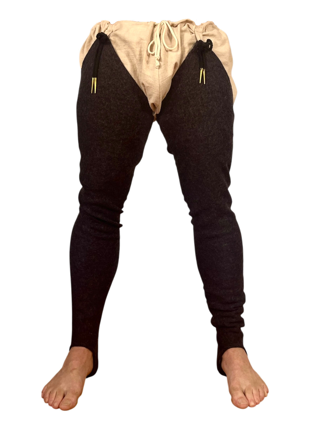 Ensemble de braies en 100 % lin naturel et chausses en laine-viscose extensible avec œillets cousus à la main et aiguillettes. Fabrication artisanale au Québec.