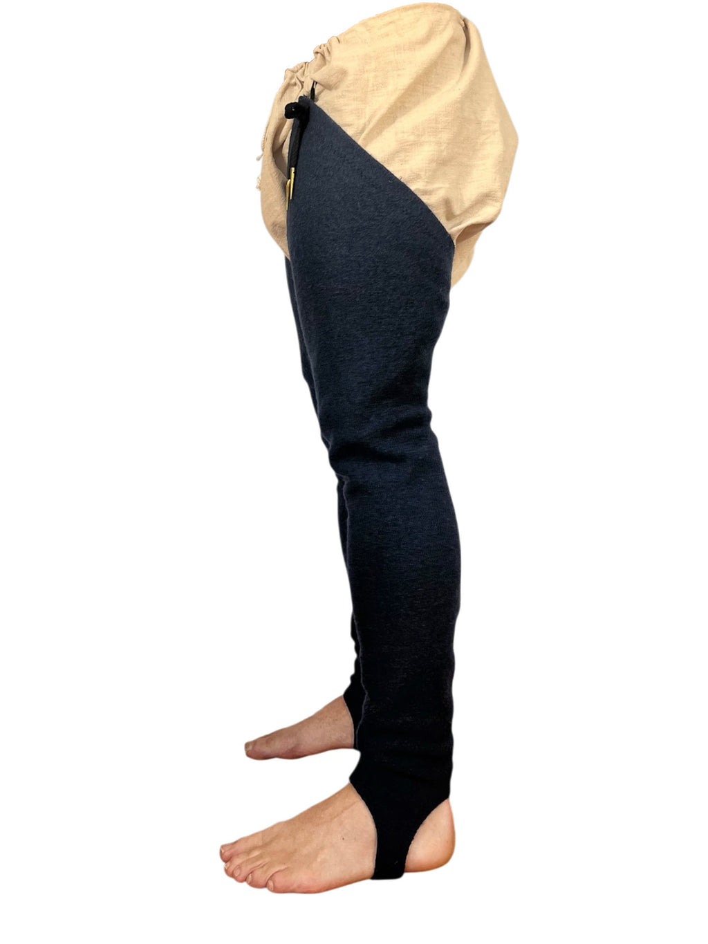 Ensemble de braies en 100 % lin naturel et chausses en laine-viscose extensible avec œillets cousus à la main et aiguillettes. Fabrication artisanale au Québec.
