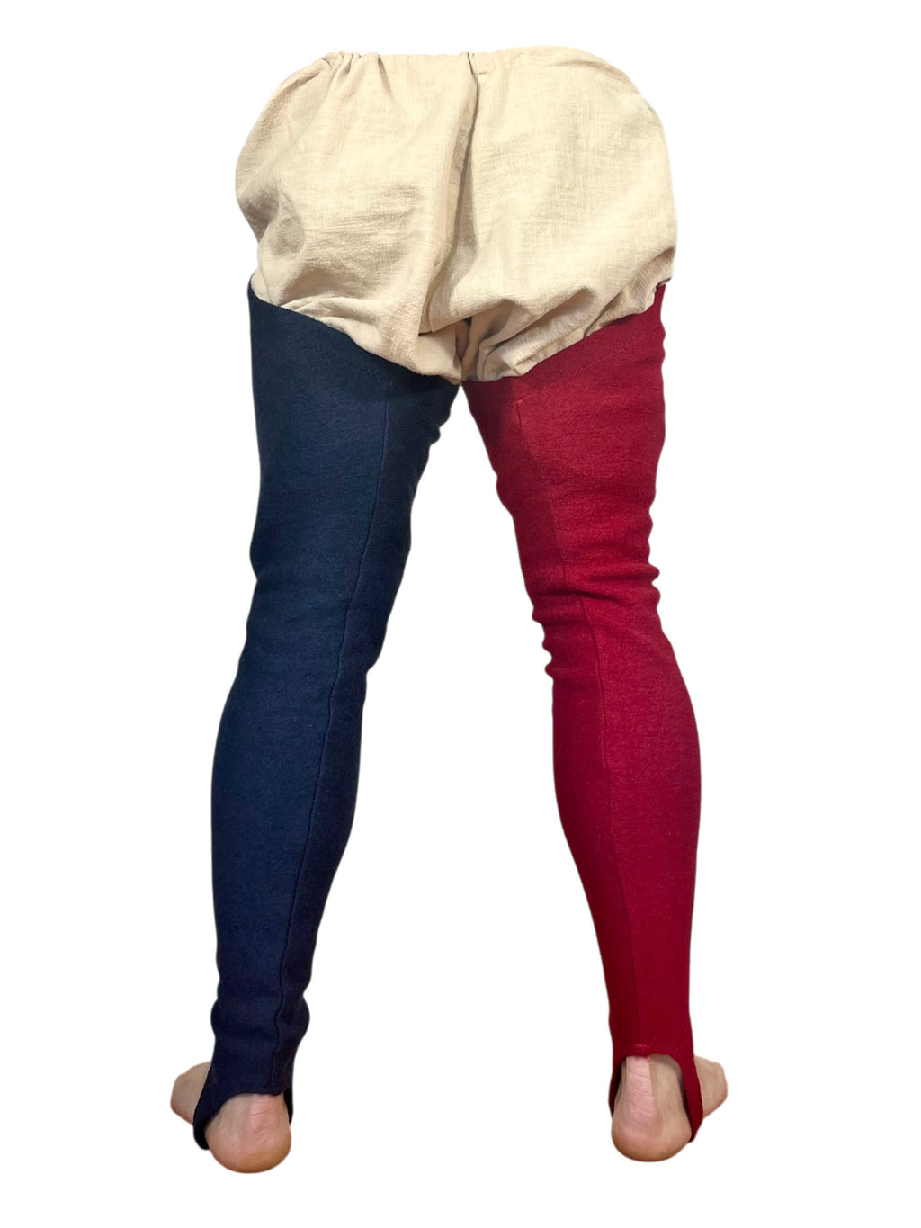 Ensemble de braies en 100 % lin naturel et chausses en laine-viscose extensible avec œillets cousus à la main et aiguillettes. Fabrication artisanale au Québec.