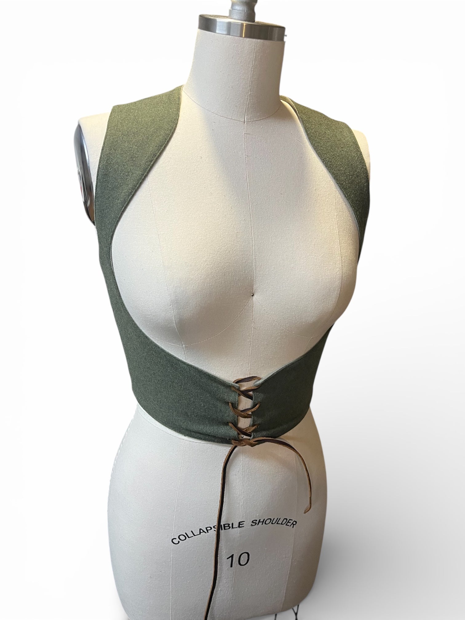 L’Atelier de la Crevette | Cuir et costumes médiévaux d’inspiration historique et fantastique | Bustier en laine doublé en ramie | Vêtement médiéval pour femme