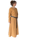 Sous-robe médiévale longue à manches longues, conçue pour les tenues multicouches. Création confectionnée au Québec par L’atelier de la Crevette.