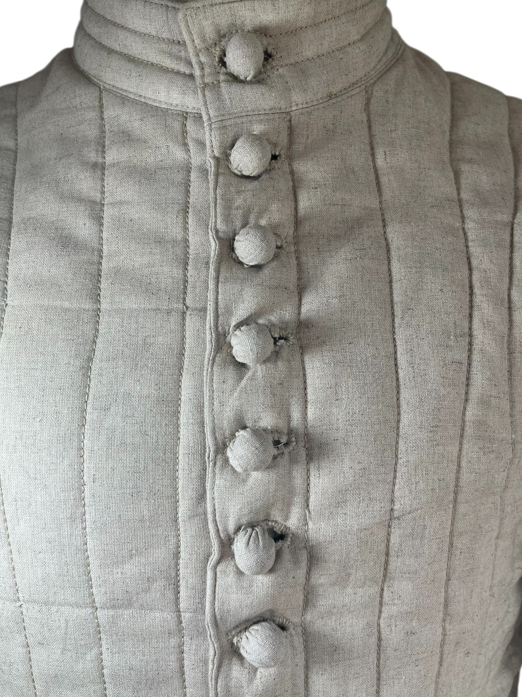L'atelier de la Crevette | Cuir et costumes | Pourpoint médiéval du XIVe siècle avec boutons faits à la main. Idéal pour reconstitution historique, GN et événements médiévaux. Livraison rapide.