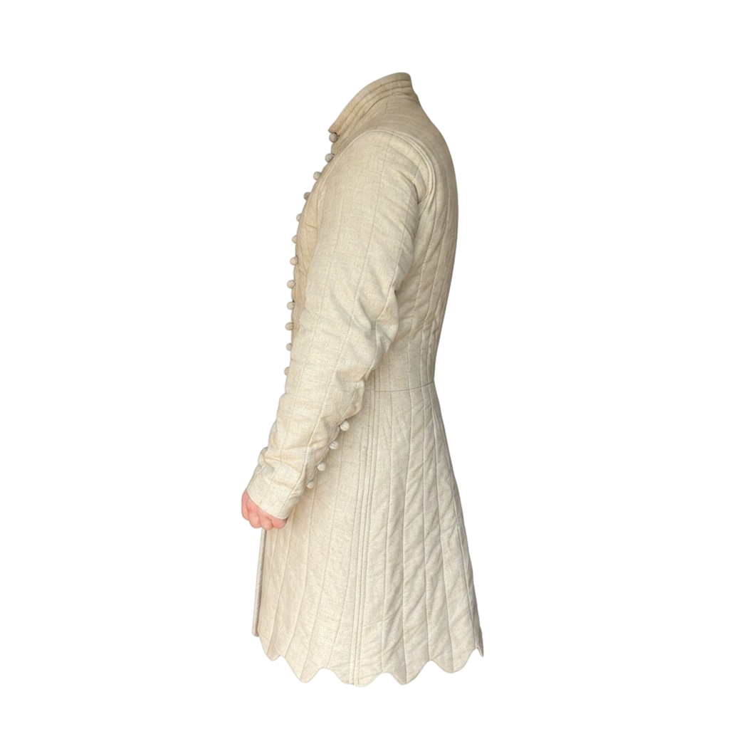 L'atelier de la Crevette | Cuir et costumes | Pourpoint médiéval du XIVe siècle avec boutons faits à la main. Idéal pour reconstitution historique, GN et événements médiévaux. Livraison rapide.