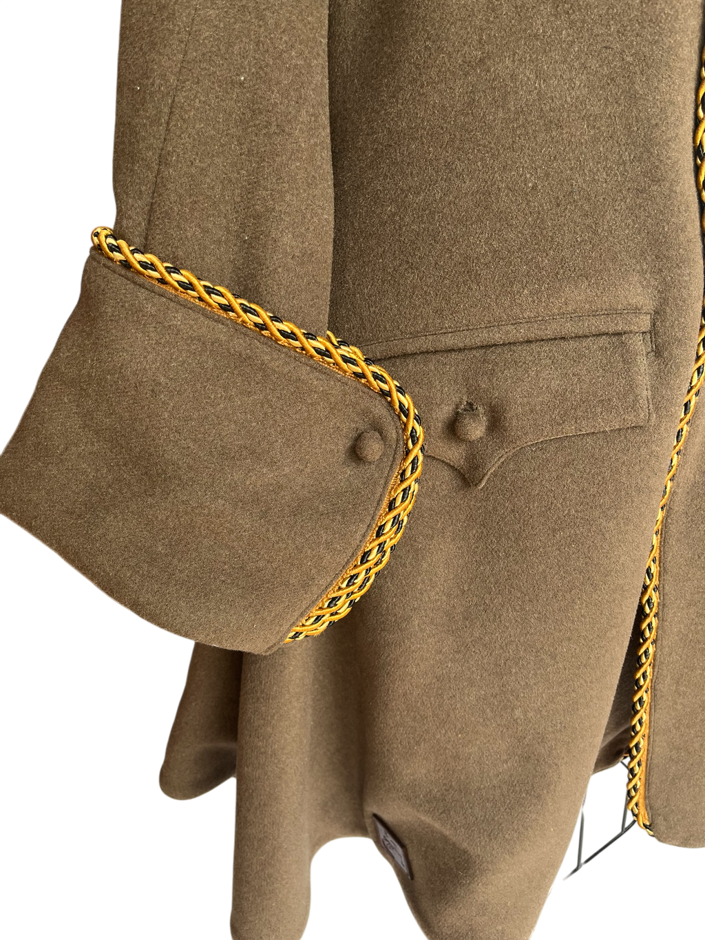L'atelier de la Crevette | Cuir et costumes | Redingote médiévale doublée avec boutons et boutonnières faits main. Finitions haut de gamme pour un costume médiéval élégant et authentique.