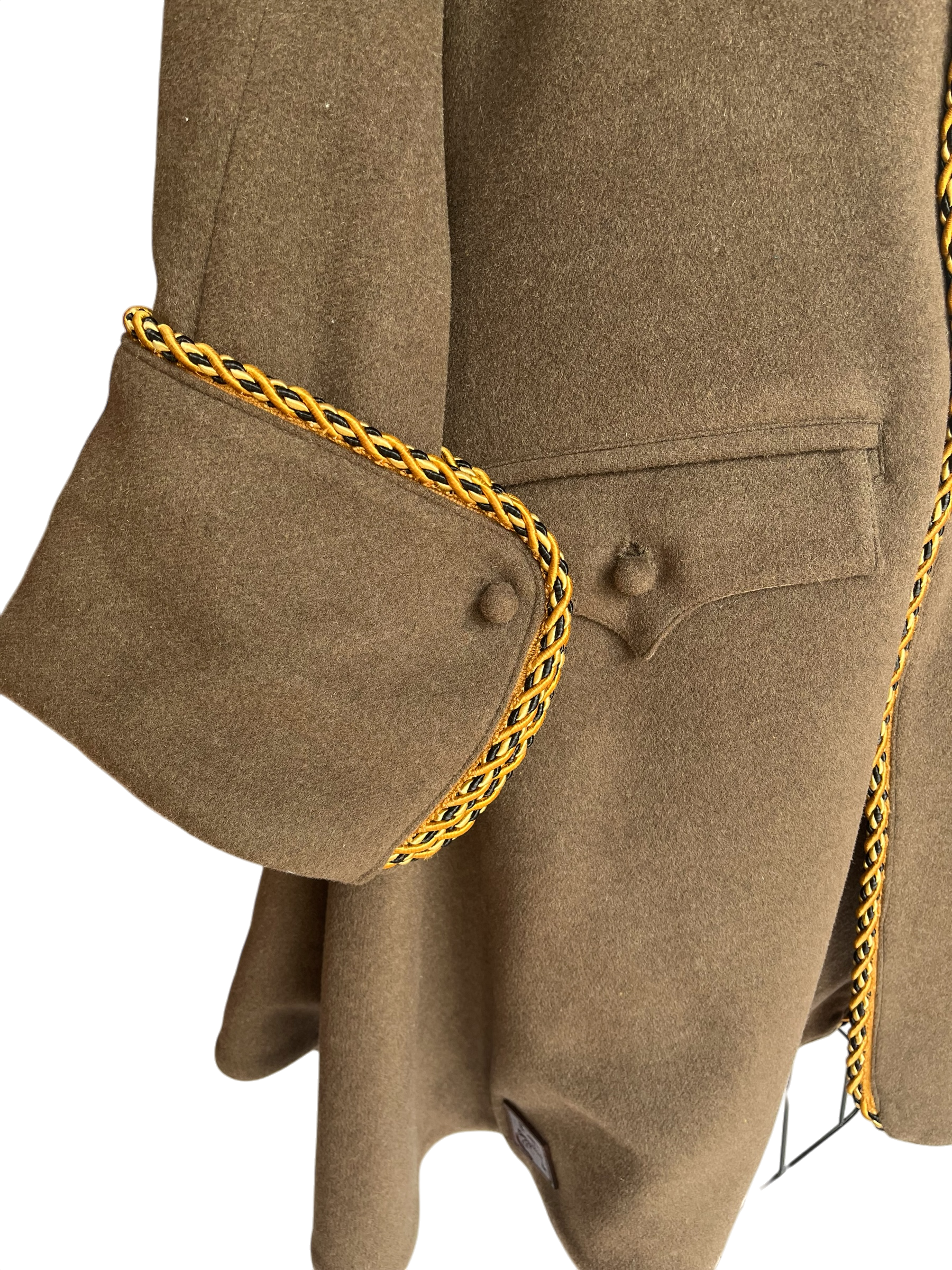 L'atelier de la Crevette | Cuir et costumes | Redingote médiévale doublée avec boutons et boutonnières faits main. Finitions haut de gamme pour un costume médiéval élégant et authentique.
