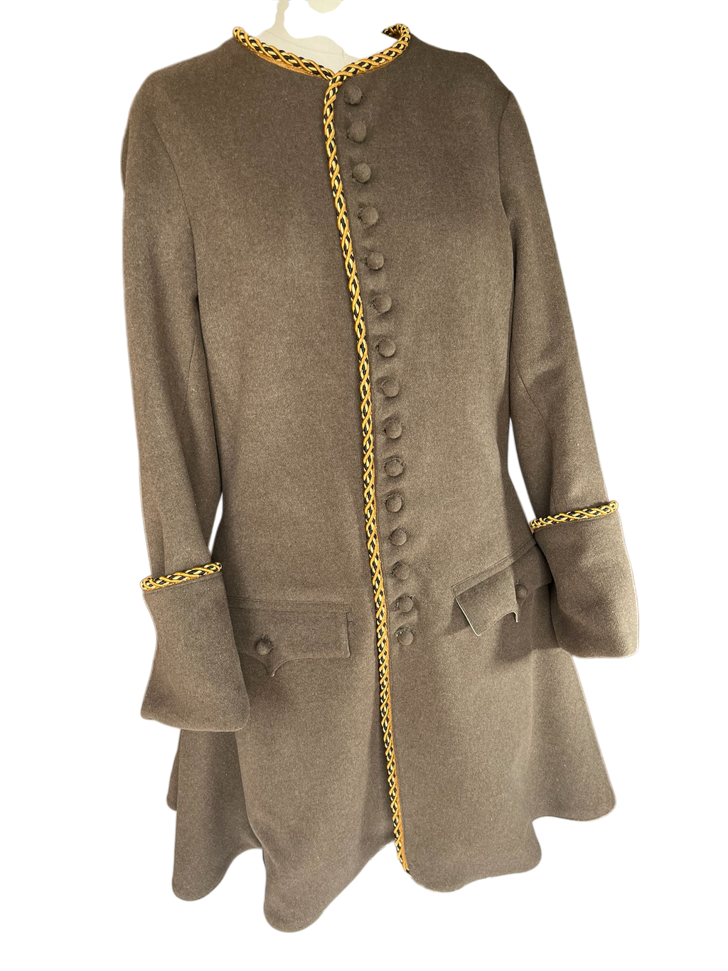 L'atelier de la Crevette | Cuir et costumes | Redingote médiévale doublée avec boutons et boutonnières faits main. Finitions haut de gamme pour un costume médiéval élégant et authentique.