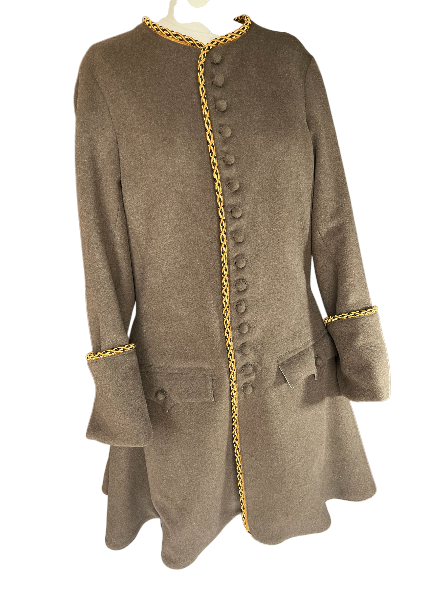 L'atelier de la Crevette | Cuir et costumes | Redingote médiévale doublée avec boutons et boutonnières faits main. Finitions haut de gamme pour un costume médiéval élégant et authentique.