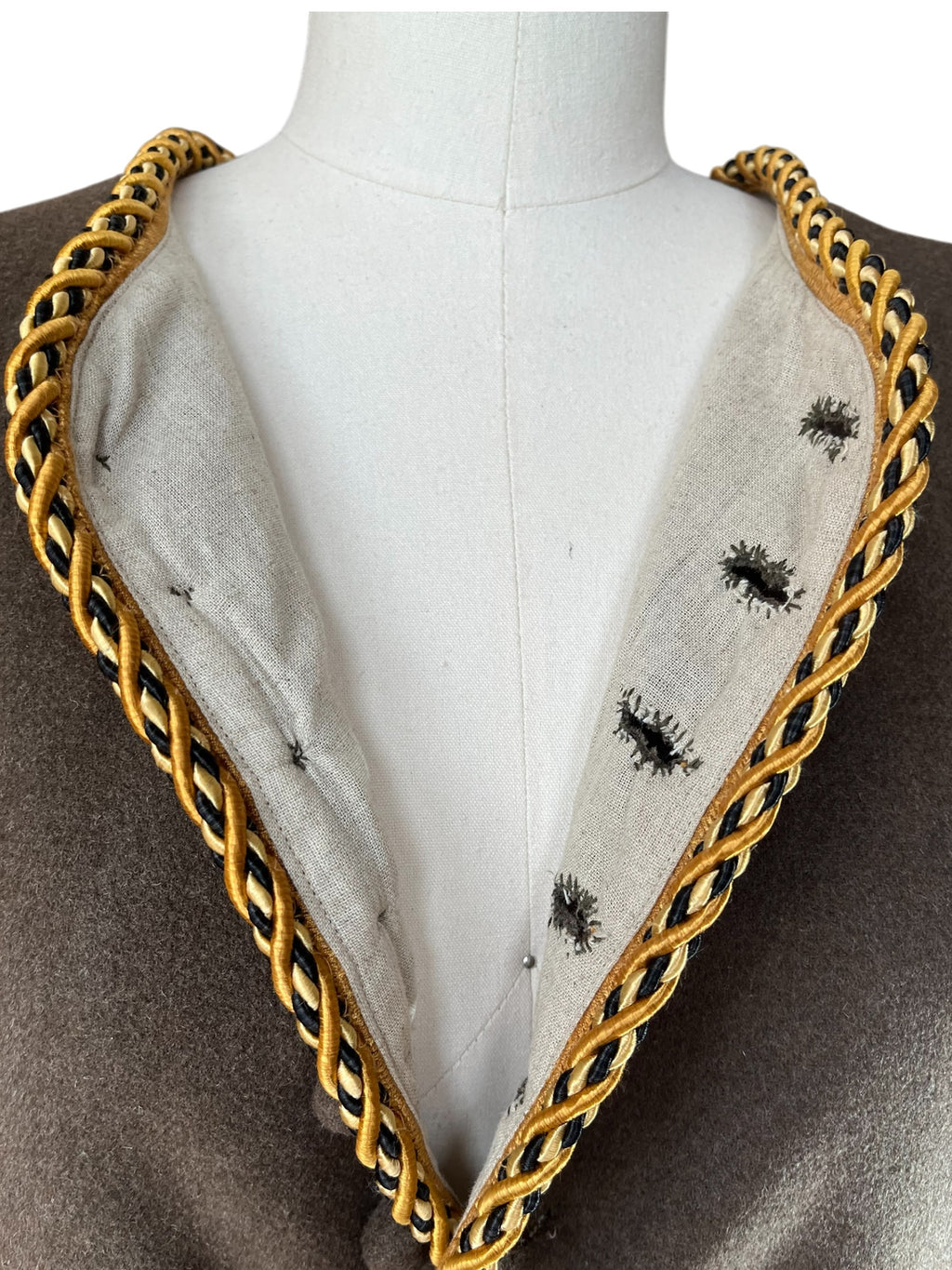 L'atelier de la Crevette | Cuir et costumes | Redingote médiévale doublée avec boutons et boutonnières faits main. Finitions haut de gamme pour un costume médiéval élégant et authentique.