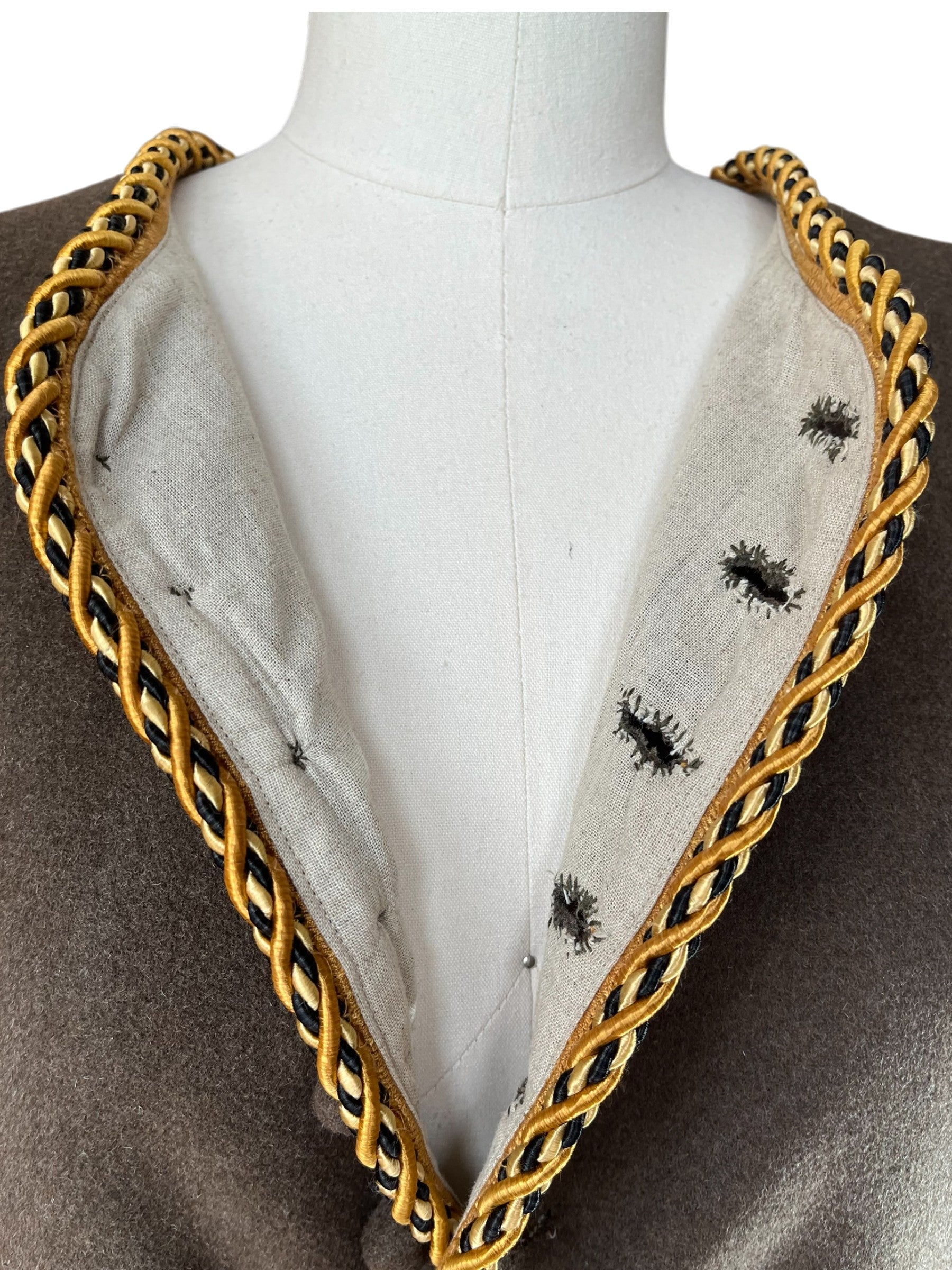 L'atelier de la Crevette | Cuir et costumes | Redingote médiévale doublée avec boutons et boutonnières faits main. Finitions haut de gamme pour un costume médiéval élégant et authentique.