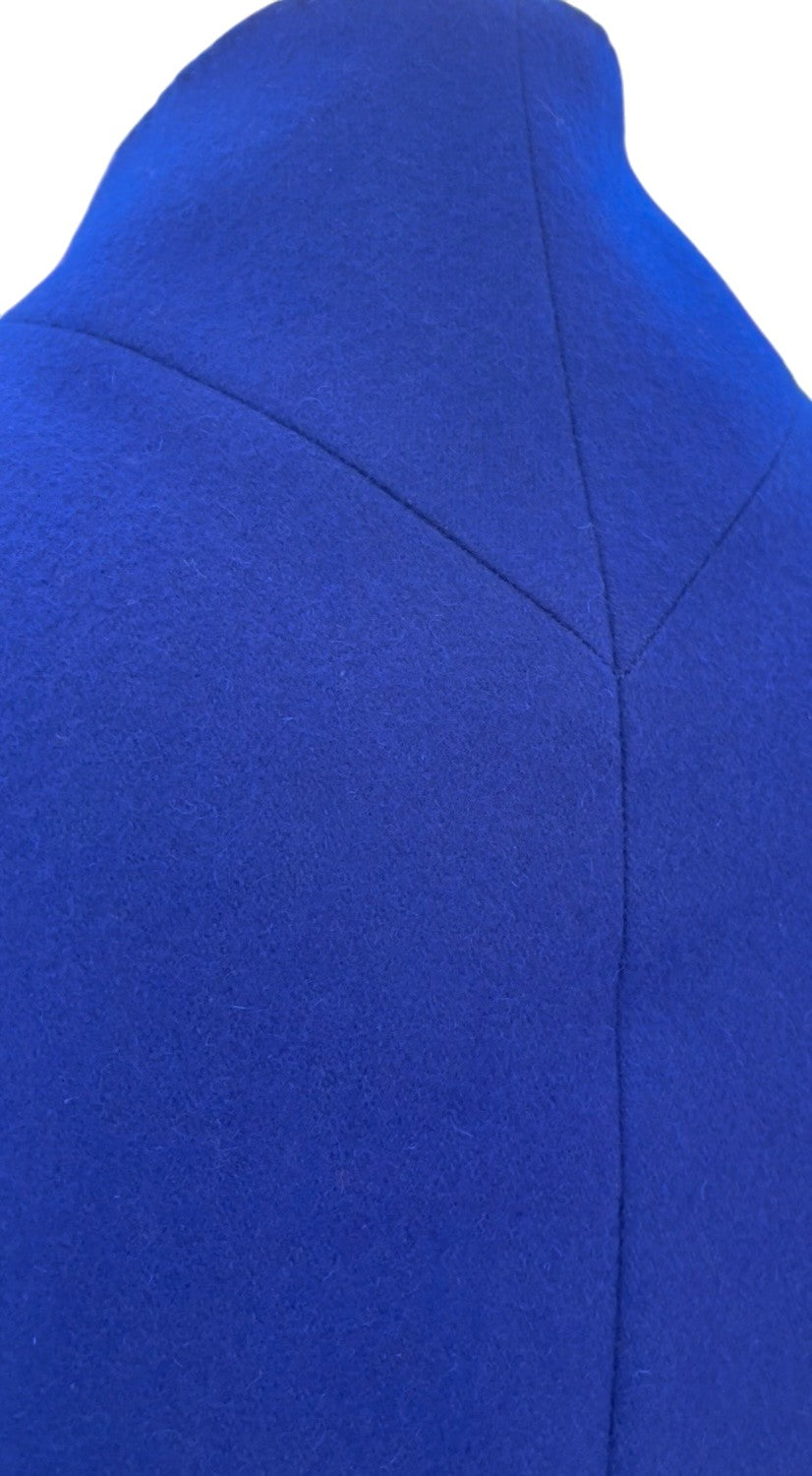 Cotte d'Hallie en mélange laine-polyester, entièrement doublée en ramie. Inspirée des XIVᵉ et XVᵉ siècles et fabriquée au Québec par L'atelier de la Crevette.