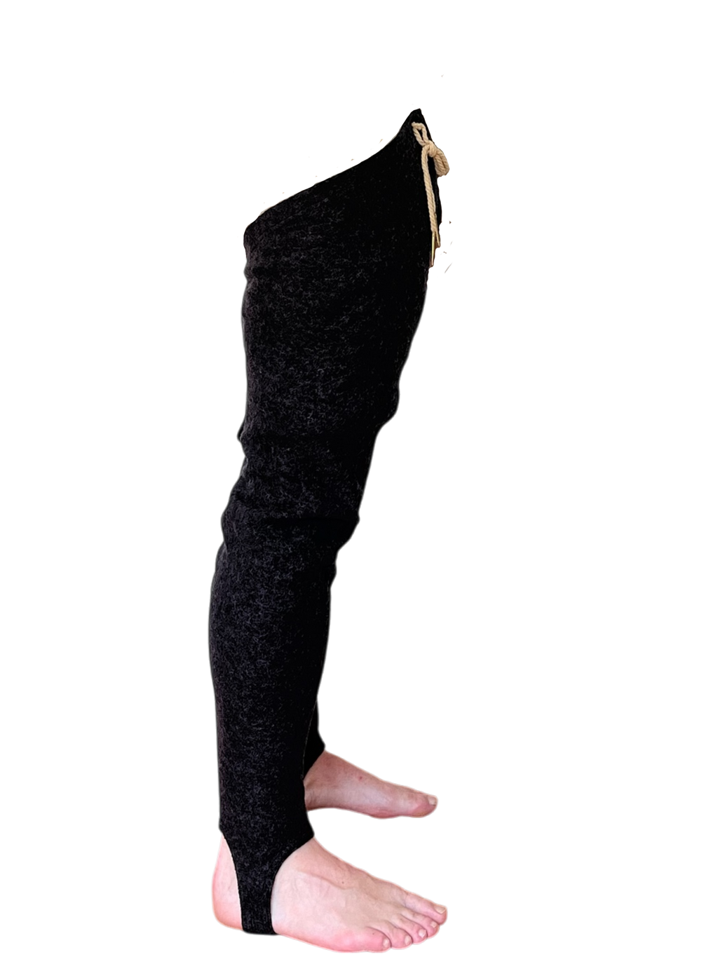 les Chausses de Zostère de L'Atelier de la Crevette. Chausses médiévales en laine-viscose extensible avec œillets cousus à la main et aiguillettes. Fabrication artisanale au Québec.