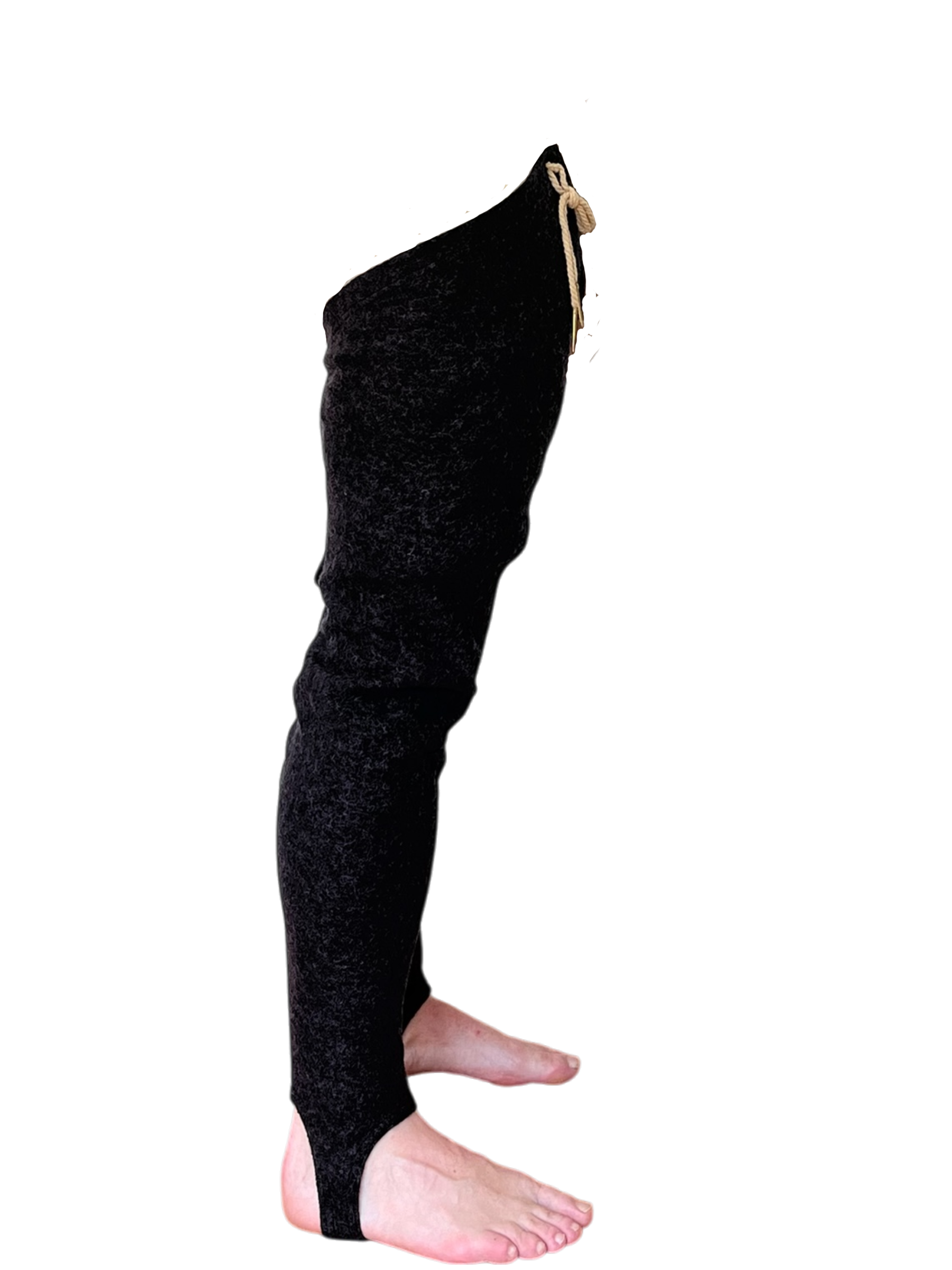 les Chausses de Zostère de L'Atelier de la Crevette. Chausses médiévales en laine-viscose extensible avec œillets cousus à la main et aiguillettes. Fabrication artisanale au Québec.
