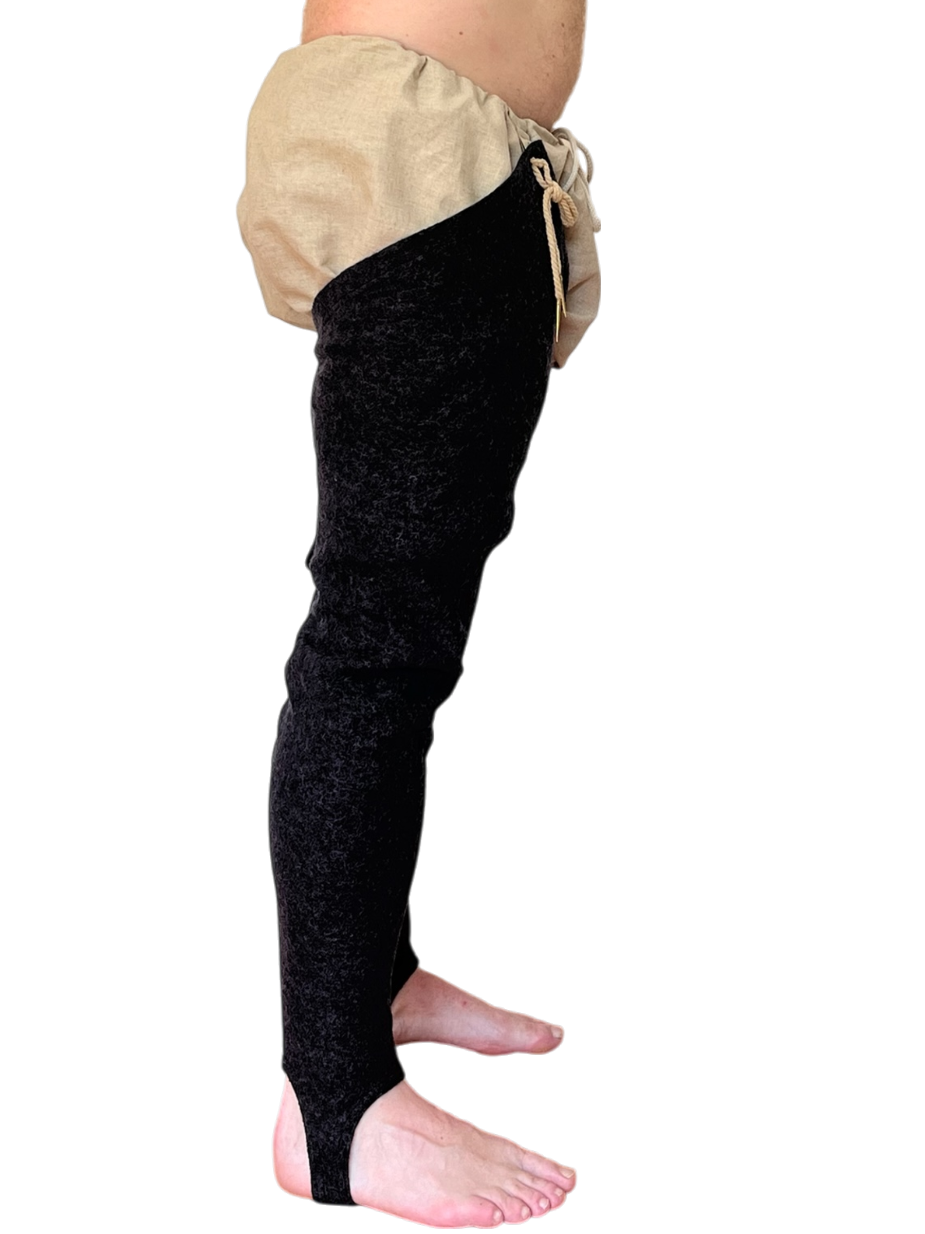 Ensemble de braies en 100 % lin naturel et chausses en laine-viscose extensible avec œillets cousus à la main et aiguillettes. Fabrication artisanale au Québec.